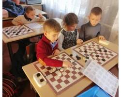 Заняття гуртка з шашок у Нововодолазькому ліцеї#2